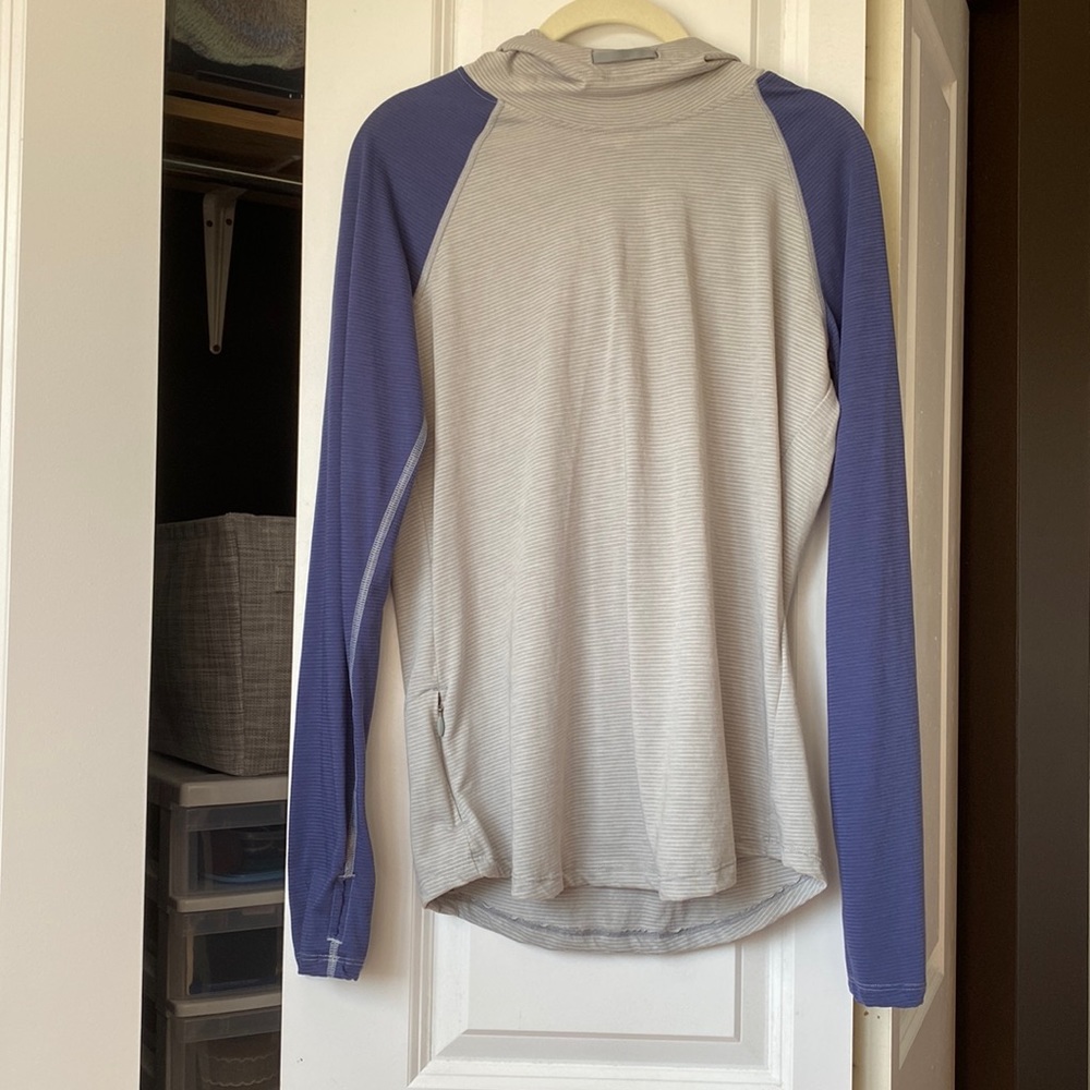 Under Armour Heatgear long sleeve running tee in grey and blue, M